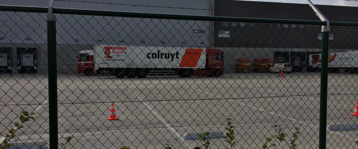 Draadafsluiting met schuine opstand, bovenbuis en drie prikkeldraden