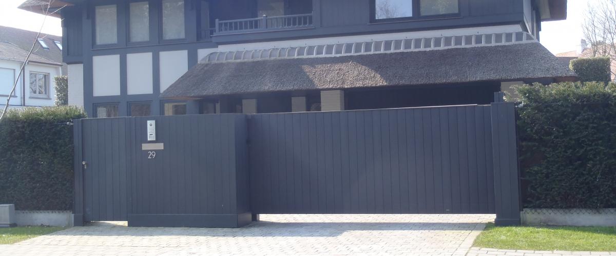 zelfdragende schuifpoort met houtbekleding
